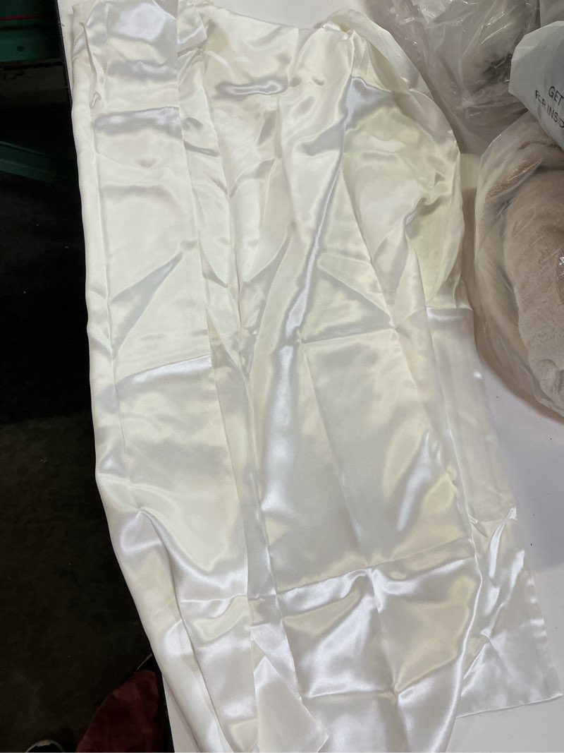 Condition photo showing Good Condition for 100% mulberry silk pillowcase, queen, white