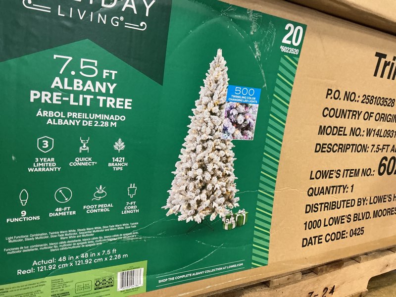 Condition photo showing New/Like New for 7.5 albany pre-lit tree