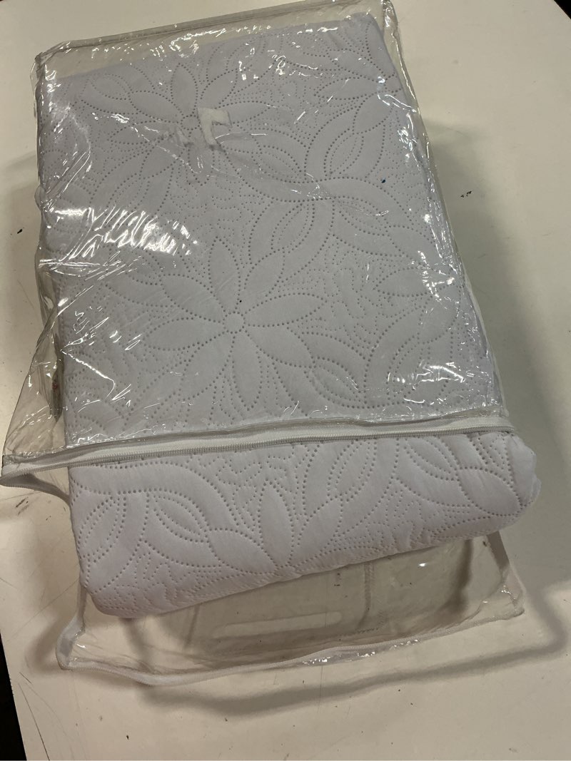 Condition photo showing New/Like New for fancy linen 3pc embossed coverlet bedspread set oversized bed cover solid floral daisy pattern new # allis (king/california king, white) king/california king white