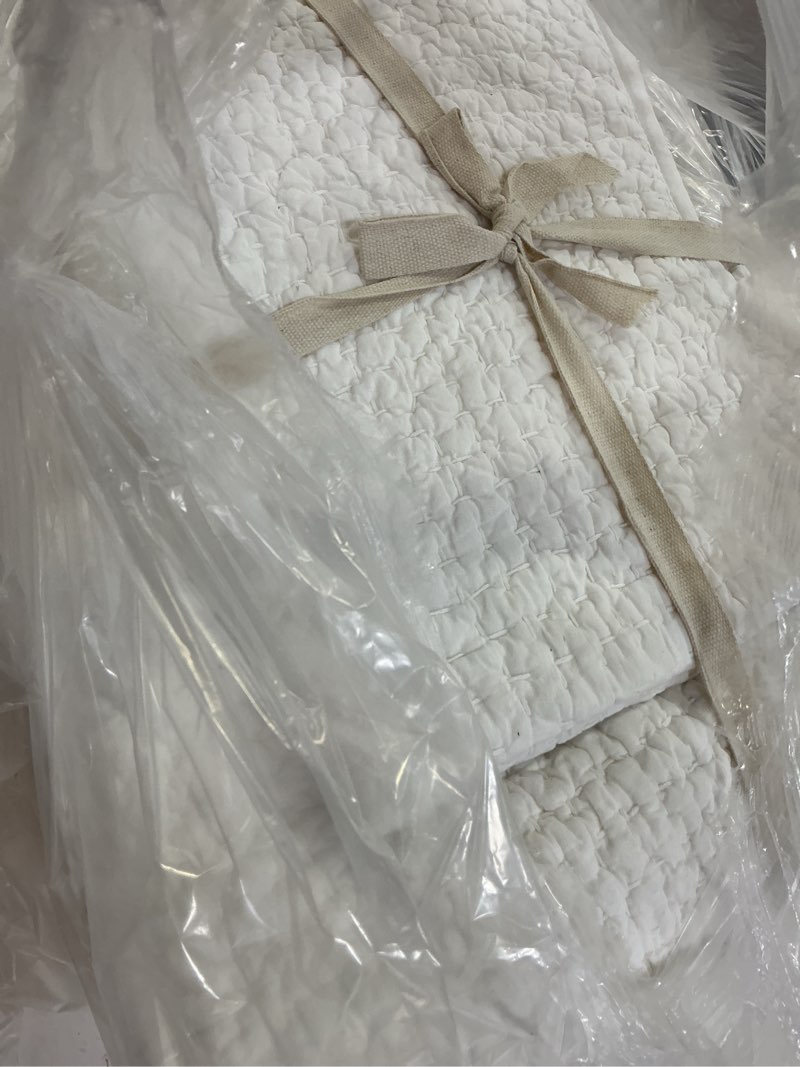 Condition photo showing New/Like New for organic cotton hand stitched quilt set, twin, white