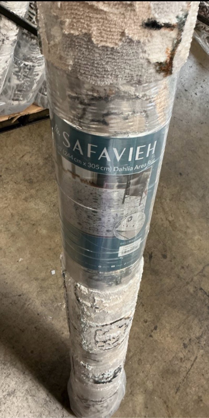 Condition photo showing New/Like New for safavieh dahlia area rug 8' x 10'