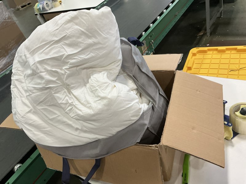 Condition photo showing As Is for ( UNKNOWN SIZE )Globon Ultra-Soft Down Feather Comforter ,Luxurious Hotel Collection Fluffy Duvet Insert for All Season,Noiseless Shell,700 Filling Power,Medium Weight with Corner Tabs, White