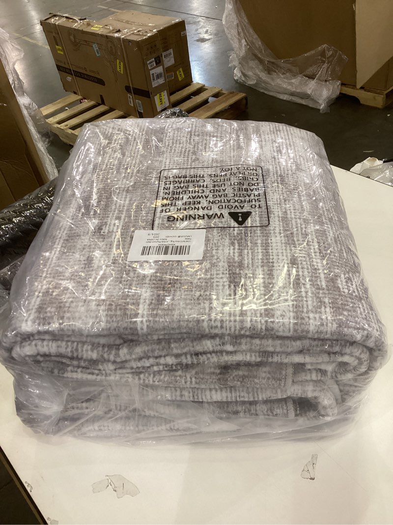 Condition photo showing New/Like New for LUMI Washable Area Rug 8x10 for Living Room, Ultra Soft Stain Resistant Carpet with Non Slip Rubber Backing, Non-Shedding Low Pile Rugs for Bedroom, Dining Room, Indoor, Office 8' x 10' Amari