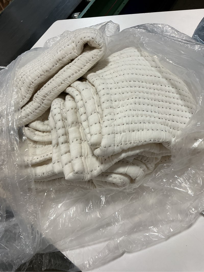 Condition photo showing Good Condition for organic cotton channel stitch coverlet (88x92in)