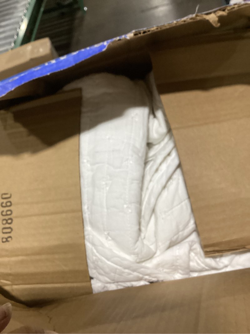 Condition photo showing Good Condition for white bed cover