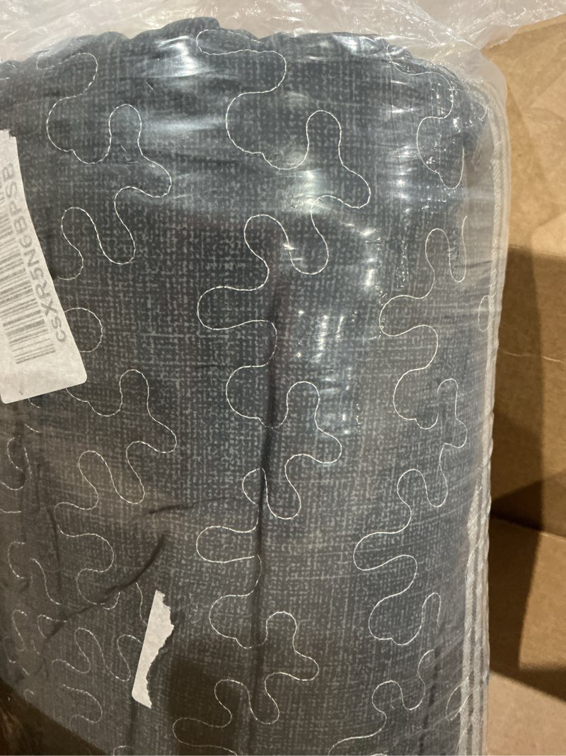 Condition photo showing Good Condition for queen size quilt 