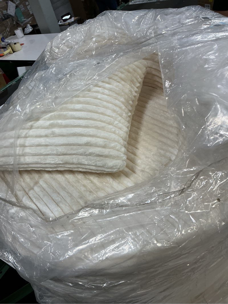 Condition photo showing New/Like New for Rug Juntem collection 500 natural 120*180