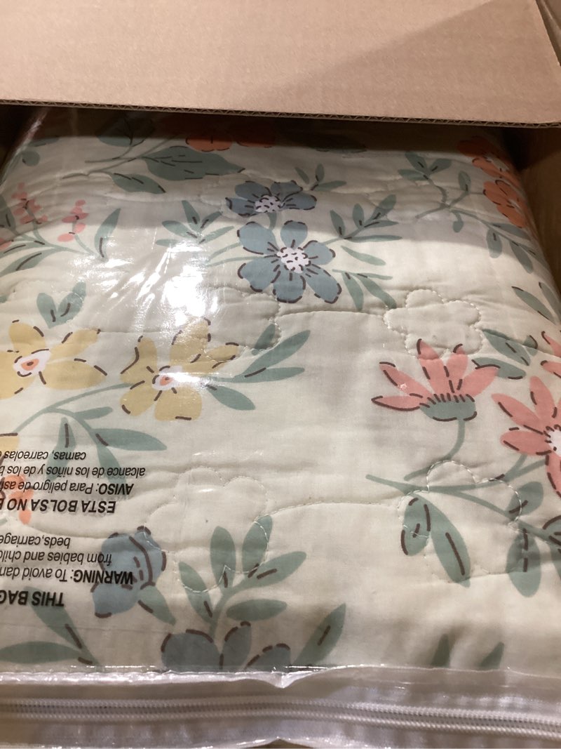 Condition photo showing Good Condition for greenland home chloe modern floral reversible quilt set, 2-piece twin/xl, pastel 2-piece twin/xl pastel