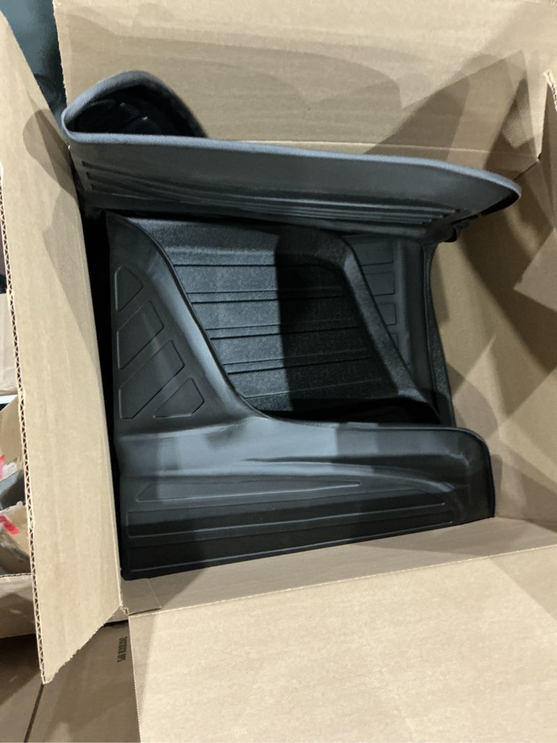 Condition photo showing Good Condition for black vinyl cargo mat