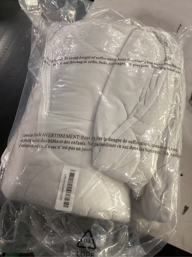 Condition photo showing New/Like New for matbeby queen size mattress pad - cooling breathable mattress topper, quilted fitted mattress protector, pillow top mattress cover with 8-21" deep pocket, soft, machine washable, white, 60x80 inches white - curvy pattern queen