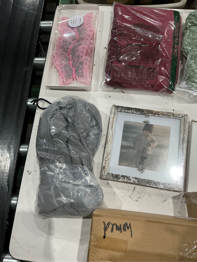 Condition photo showing As Is for  assorted accessories for home decoration