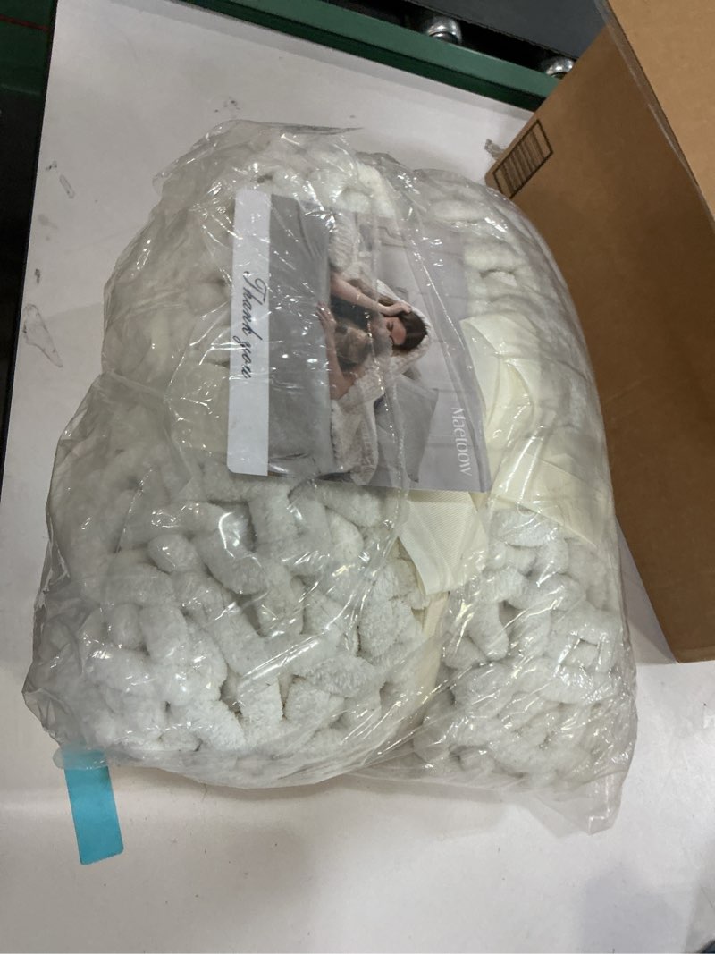Condition photo showing Good Condition for Maetoow Chenille Chunky Knit Blanket Throw ?40×50 Inch?, Handmade Warm & Cozy Blanket Couch, Bed, Home Decor, Soft Breathable Fleece Banket, Christmas Thick and Giant Yarn Throws, Cream Cream 40''x50''