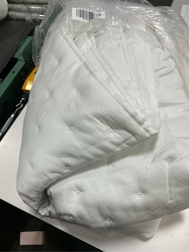 Condition photo showing As Is for bamboo dream quilt, full/queen, white