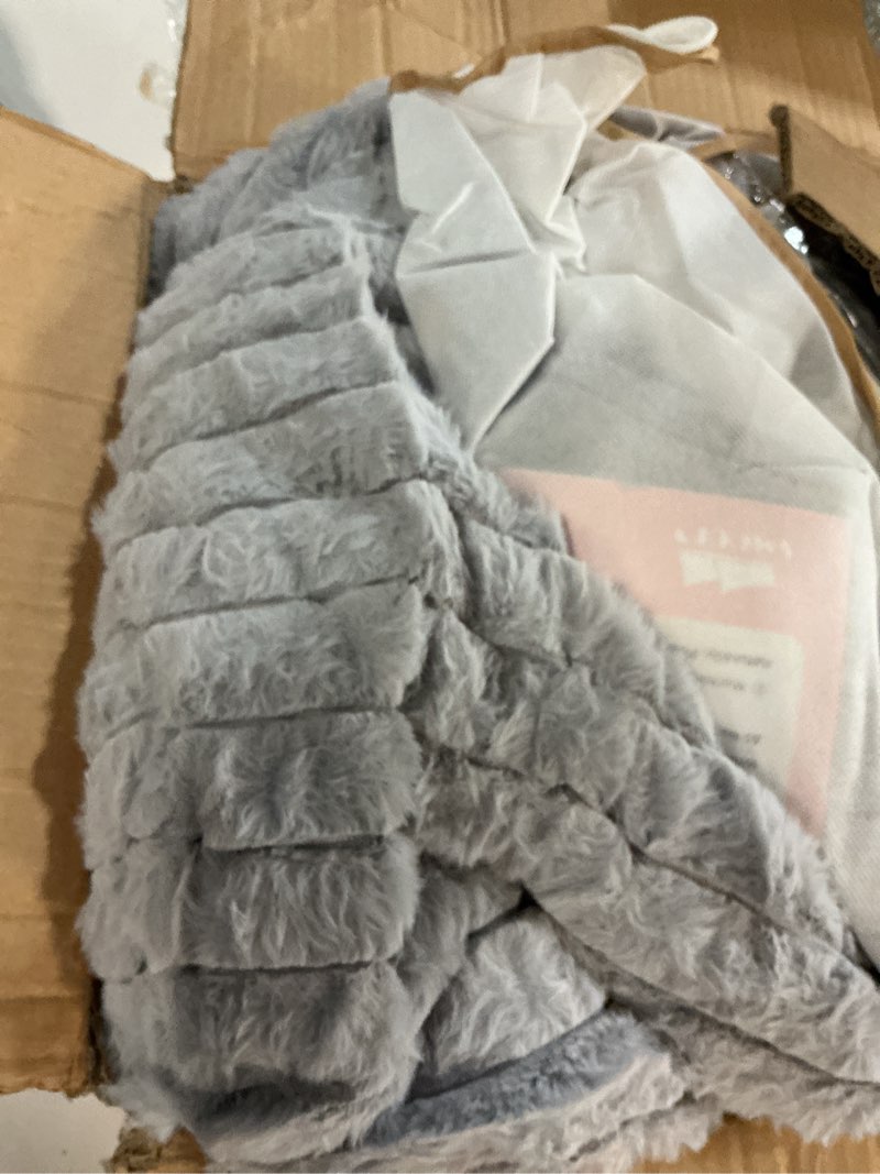 Condition photo showing Good Condition for smoofy fluffy twin comforter sets 2 pieces - light grey fleece fluffy comforter set, luxury fuzzy twin bedding set, soft warm comforter all season, heavy faux fur comforter with pillow cases light grey 2 piece-twin (66”x90'')