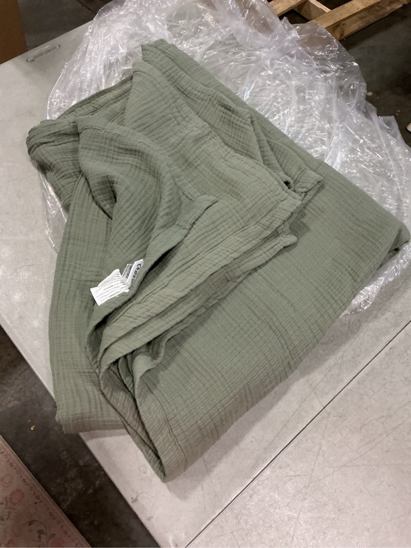 Condition photo showing New/Like New for organic cotton gauze dream quilt  full/queen  dried saga