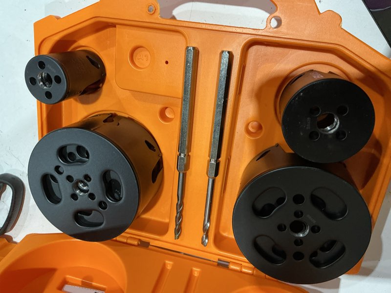 Condition photo showing Good Condition for spyder carbide-tipped arbored adjustable hole saw kit set 14 -piece with hard case