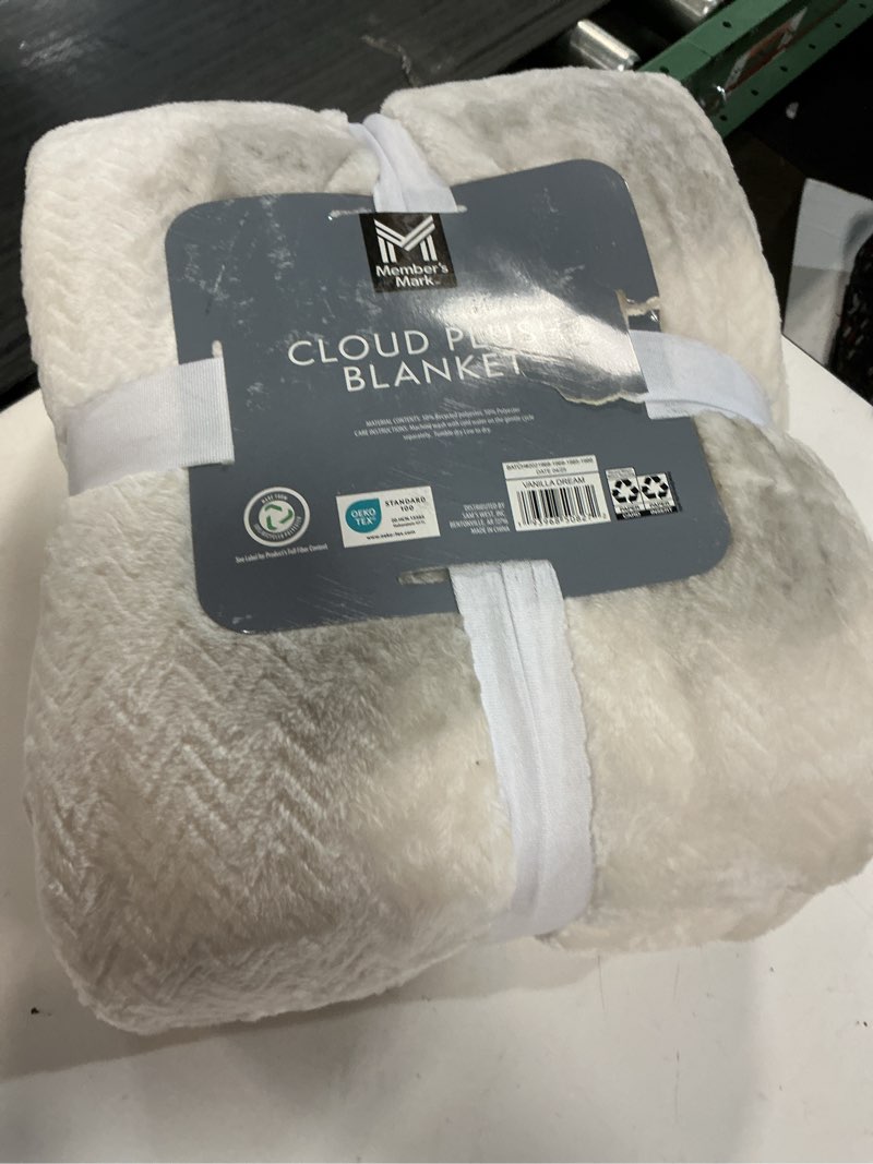 Condition photo showing Good Condition for member's mark cloud touch oversized blanket, vanilla dream, ultra soft plush