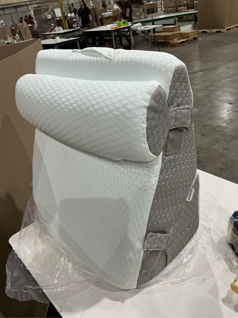 Condition photo showing Good Condition for happybuy 3-piece adjustable wedge pillow set: ideal for post-surgery recovery, acid reflux relief, and deep sleep. comes with a washable jacquard foam cover.