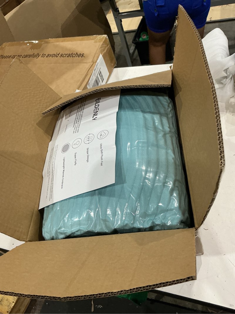 Condition photo showing New/Like New for velvet comforter set queen size, ultra-soft winter quilt sets, luxury bedspread coverlet quilted bedding set with 2 pillow shams for all season, 90"x90" teal blue teal blue queen