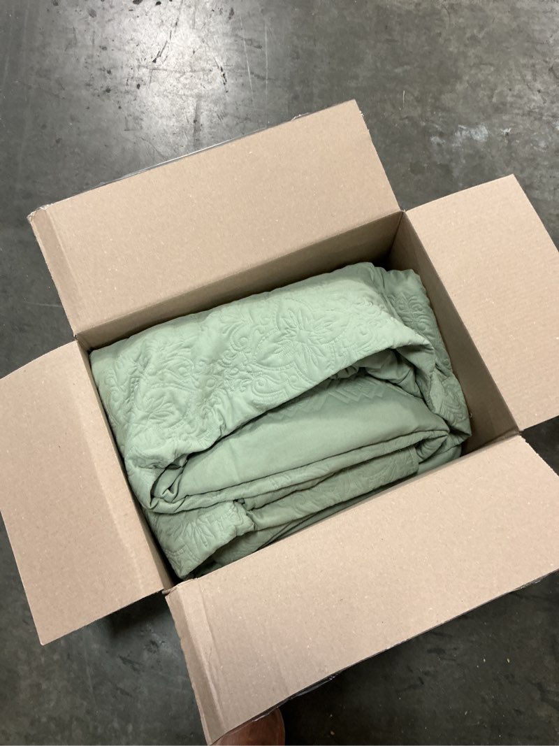 Condition photo showing As Is for b2ever boho sage green quilt california cal king size bedding sets with pillow sham, oversized lightweight soft bedspread coverlet, floral vintage bed cover all season, 3 pieces, 118x106 inches green-boho california king