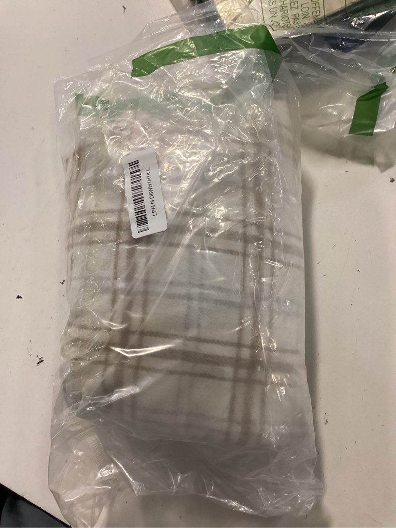 Condition photo showing Good Condition for plaid linen