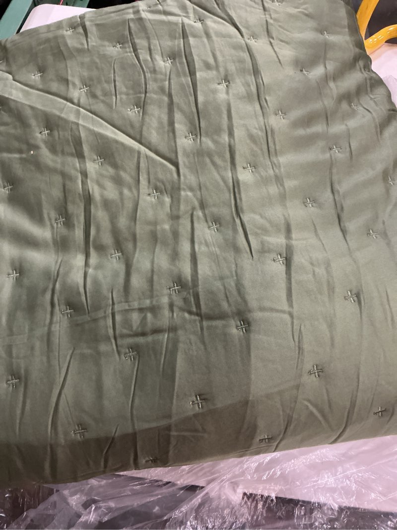 Condition photo showing Good Condition for bamboo dream quilt, full/queen, olive(single piece)