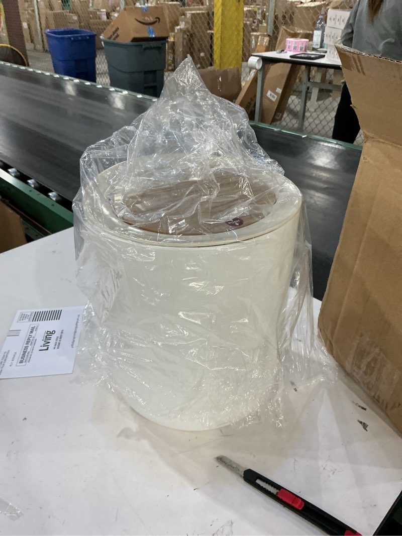 Condition photo showing New/Like New for Trash can?7Liter/1.8 Gallon Garbage can with Press top Lid?Nordic Modern Waste Basket?Plastic Trash bin Suitable for Kitchen, Bathroom, Bedroom, Living Room, Office, Outdoor?Dog Proof Trash can…… 1.8 Gallon Round