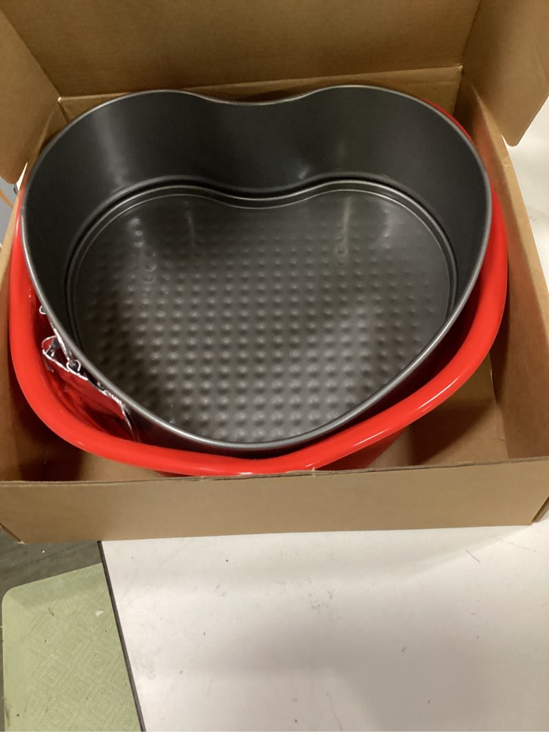 Condition photo showing Good Condition for Kitchen Tools 9'‘Non-Stick Cheesecake Pan, Leakproof Springform Heart Cake Pan, Removable Bottom Quick Release Latch Moulds for Birthday Heart Cake Moulds