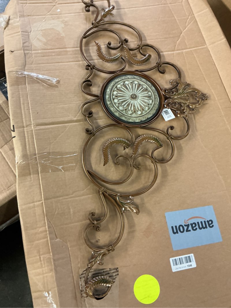 Condition photo showing New/Like New for DecMode Indoor Gold Metal Rustic Floral Wall Decor