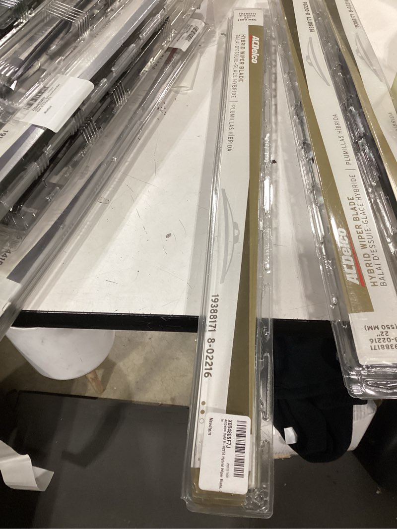 Condition photo showing New/Like New for acdelco gold 8-02216 (19388171) hybrid wiper blade, 22.0 in