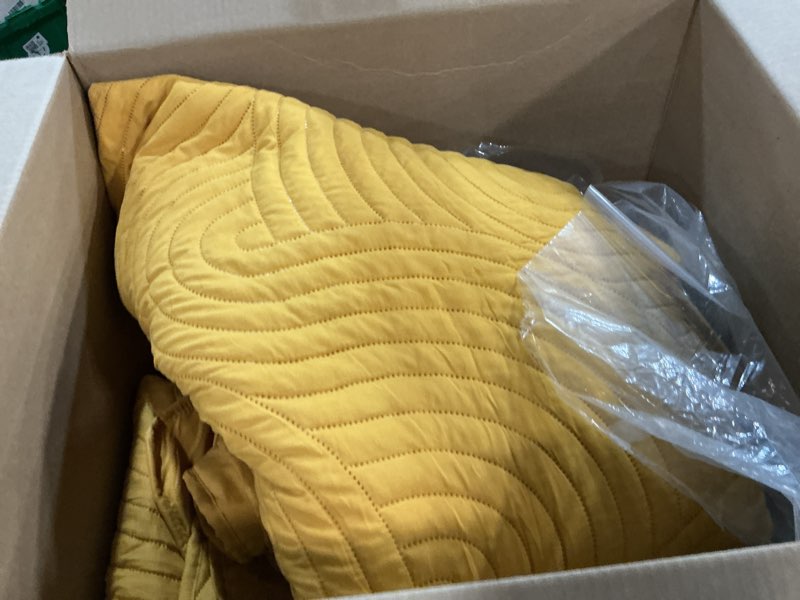 Condition photo showing Good Condition for vcny home - king quilt set, pinsonic bedding with matching pillow shams, dorm room essentials, super soft home decor (sands gold, 3-piece) king sands gold