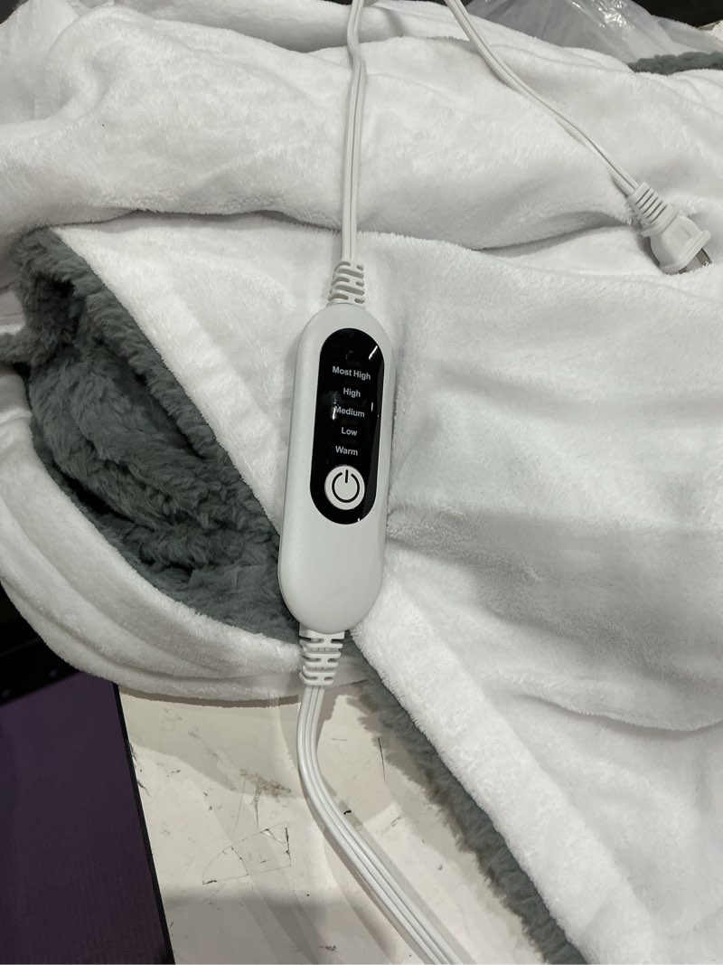 Condition photo showing As Is for (used) electric throw blanket