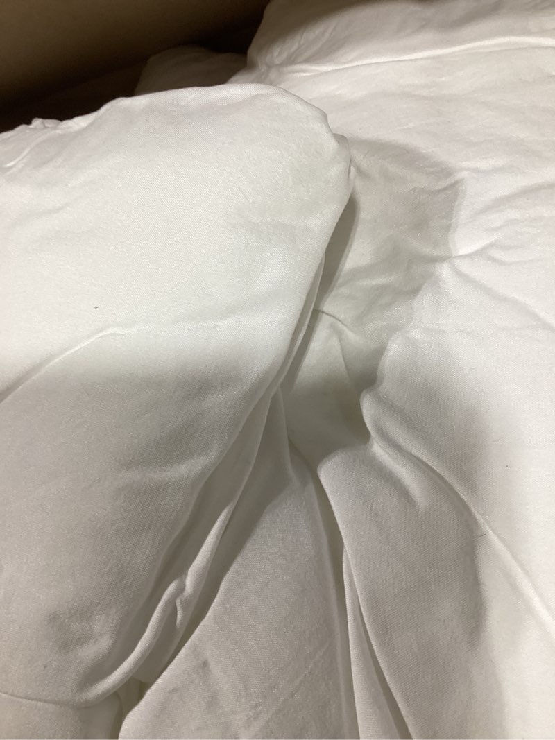 Condition photo showing Good Condition for KAREVER White Fluffy Comforter Queen Women Soft White Bedding Men Durable Breathable Blanket Queen Lightweight Bed Comforter 1 White Queen(90''*90'')