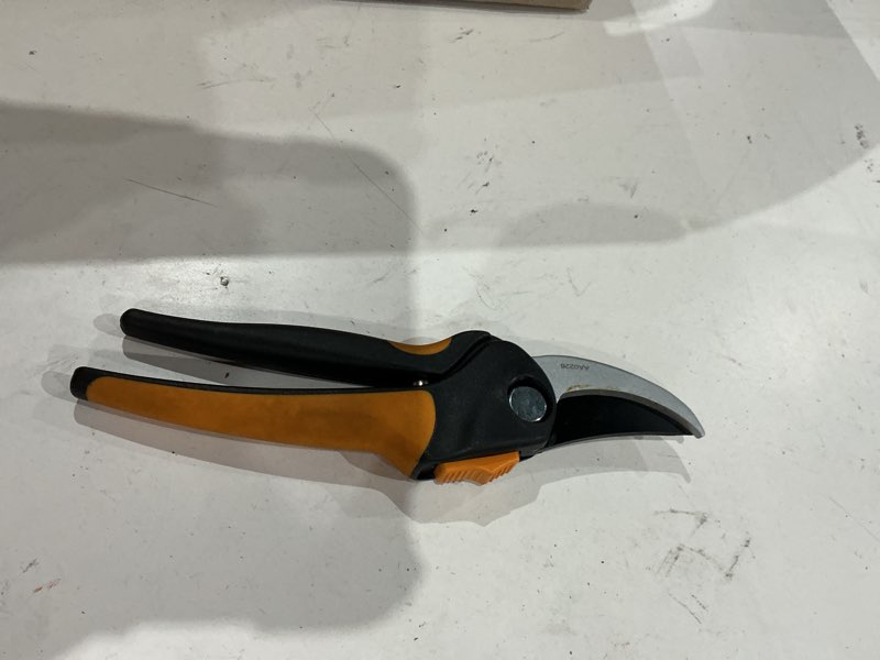 fiskars large softgrip steel bypass hand pruner with standard handle