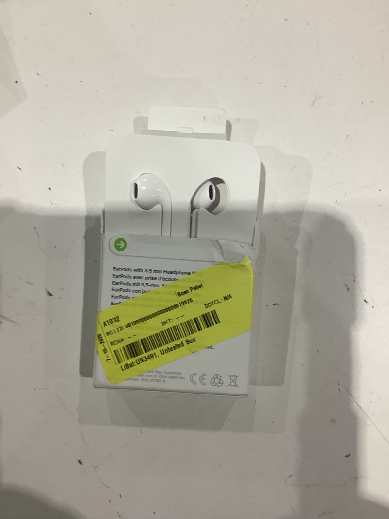 Condition photo showing Good Condition for apple wired earpods with remote and mic