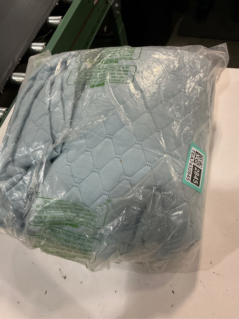 Condition photo showing Good Condition for exclusivo mezcla reversible king size quilt bedding set with pillow shams, lightweight quilts king size, soft bedspreads bed coverlets for all seasons - (light blue, 104"x96") light blue king