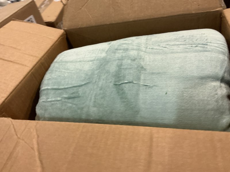 Condition photo showing Good Condition for Bedsure GentleSoft Sherpa Fleece Blanket Queen Size for Bed, Non-Heated, Thick and Warm Throw for Women and Men, Soft Fuzzy Plush Queen Blanket for Winter, Sage Green, 90x90 Inches Queen (90" x 90") 04 - Sage Green