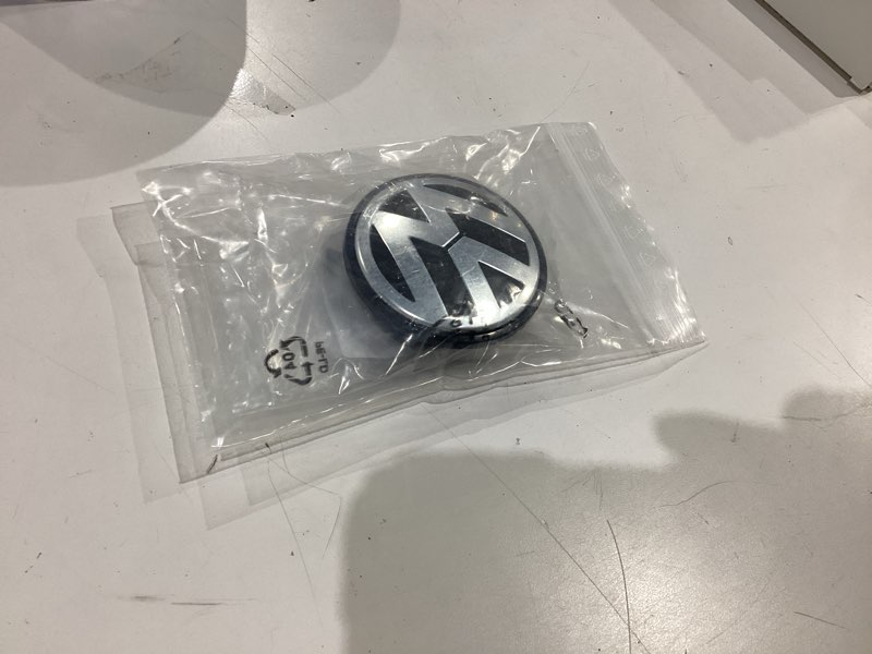 Condition photo showing Good Condition for vw 3b7-601-171-xrw volkwagen center cap