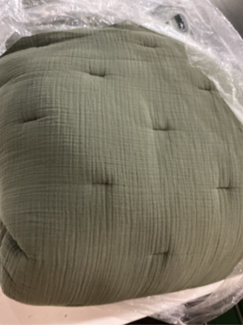 Condition photo showing New/Like New for organic airy gauze dream quilt, full/queen, olive