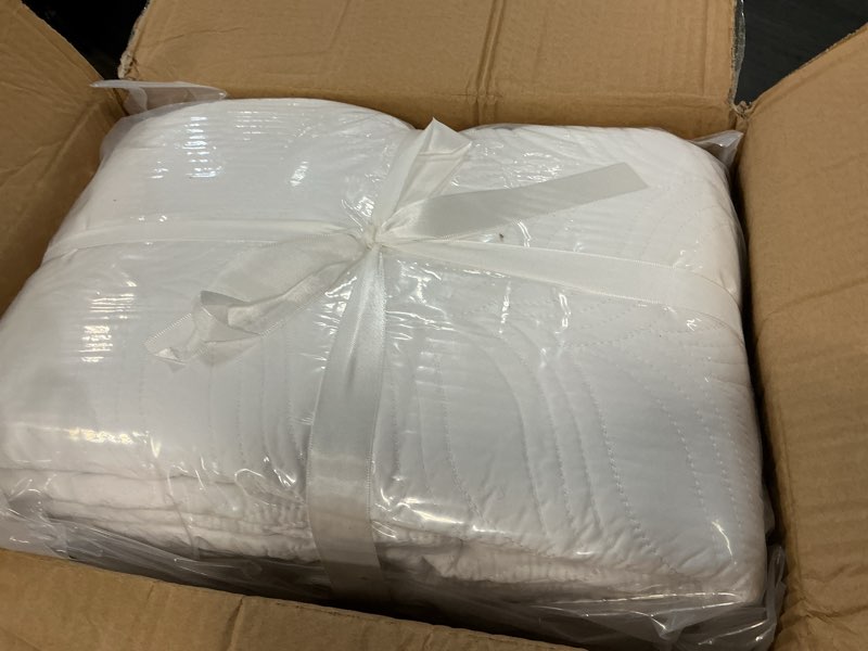 Condition photo showing New/Like New for quilt set 3 piece white king cal king size new pattern bedspread - soft microfiber lightweight coverlet for all season (118"x106" includes 1 quilt, 2 shams)