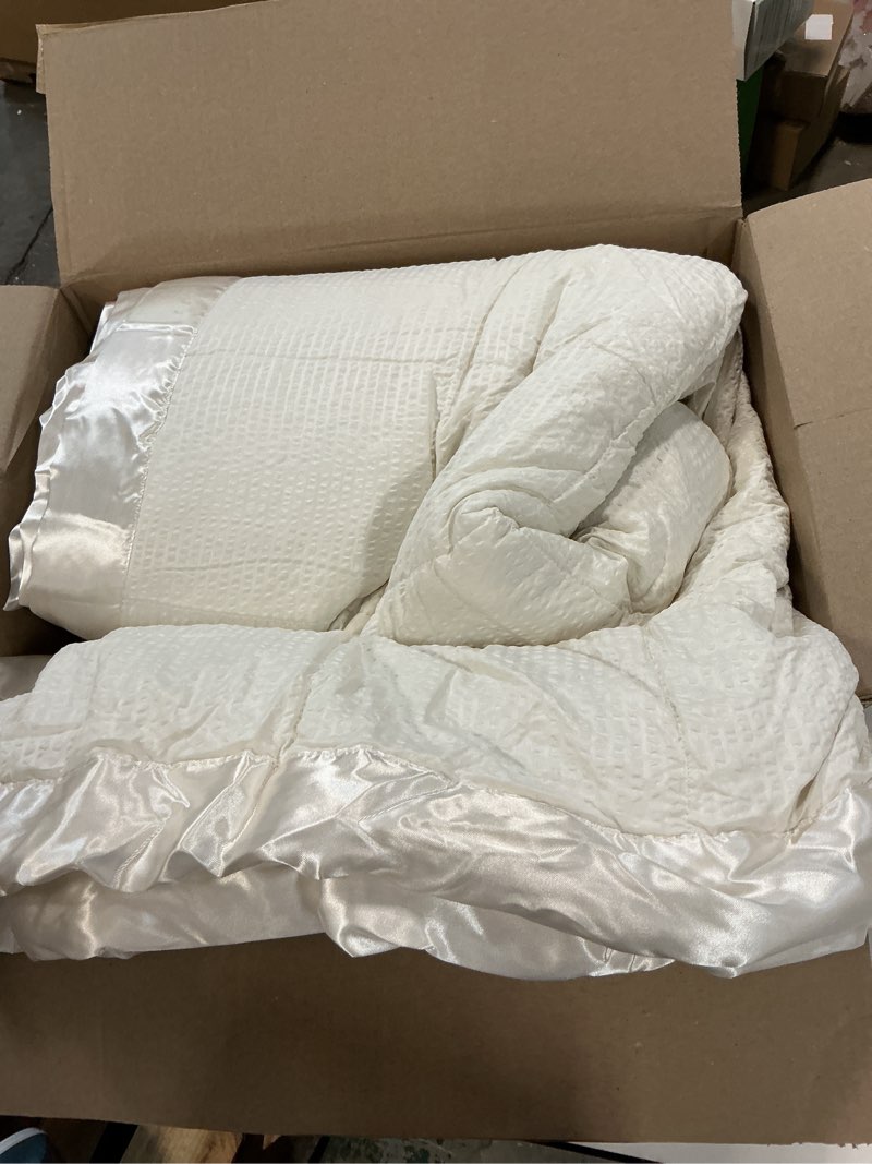 Condition photo showing Good Condition for Madison Park Cambria King Down Alternative Blanket, Embossed Oversized Reversible Quilted Microfiber with 3M Scotchgard Bedding