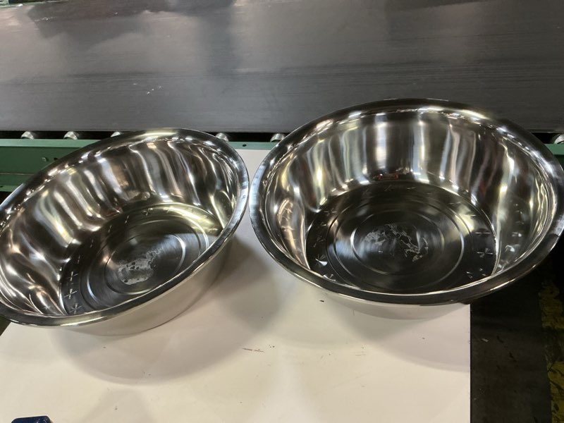 Condition photo showing Good Condition for nuogo 2 pcs stainless steel mixing bowls metal mixing bowls extra large basin salad basin deeper edge dishwasher safe mirror finish for home and commercial, silver (16 inch 13 qt)