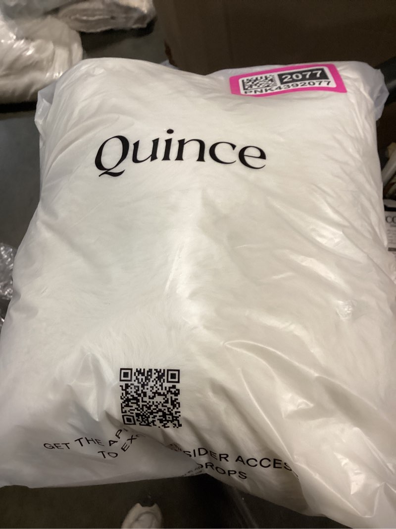 Condition photo showing New/Like New for quince ruched faux fur, snow 20” x 20” 