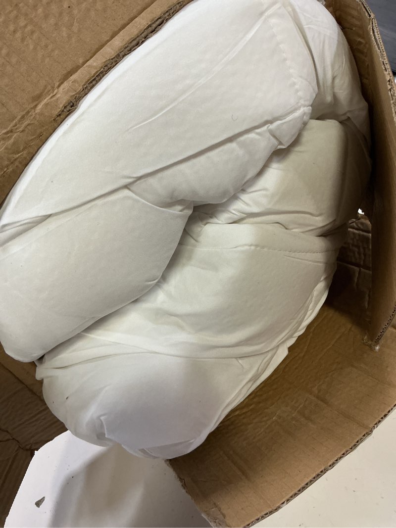 Condition photo showing Good Condition for amazon basics white down alternative comforter and duvet insert with corner tabs, machine washable, king, all-season, 102 x 90 inches king all-season