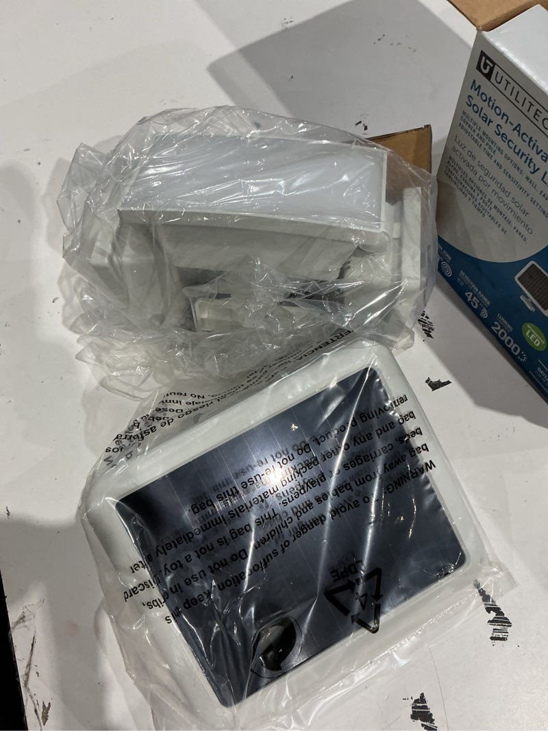 Condition photo showing Good Condition for utilitech 240-degree 150-wattage equivalent solar led white 3-head motion-activated flood light with timer 2000-lumen