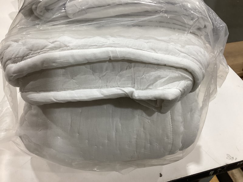 Condition photo showing Good Condition for california design den hand-quilted queen quilt set, 100% cotton fabric, 3 piece white quilt queen si