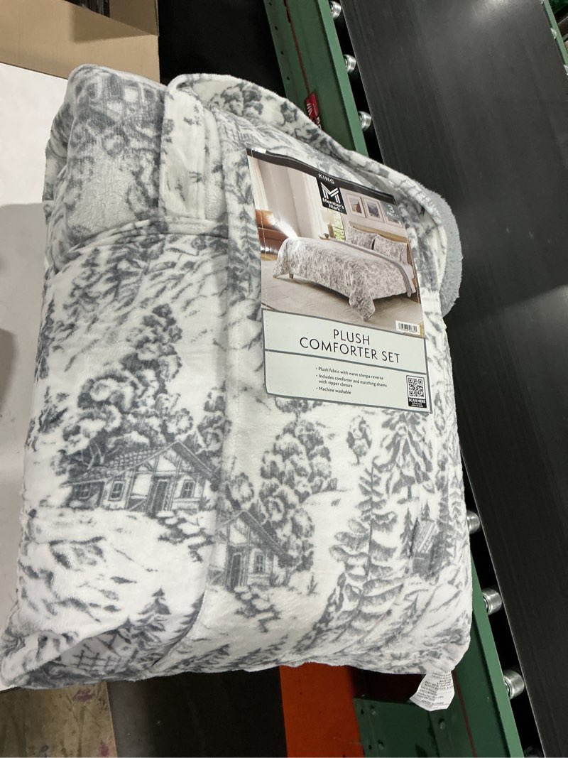 Condition photo showing Good Condition for member's mark 3-piece printed plush comforter set
