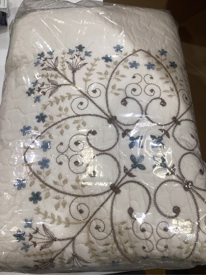 Condition photo showing As Is for vctops elegant embroidered quilt set farmhouse patchwork oversized queen size reversible bedspread coverlet 3 piece cotton quilted bedding set for all season, 1 quilt + 2 pillow sham (94x102 in) 94"x102"