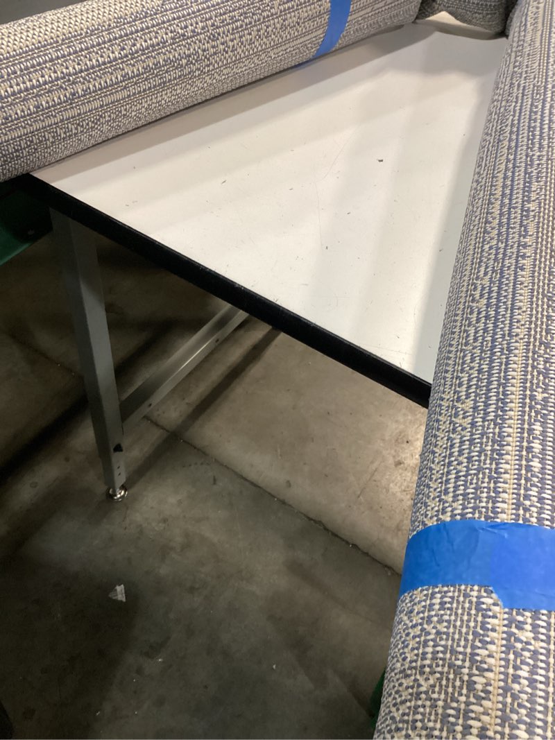 Condition photo showing Good Condition for outdoor rug