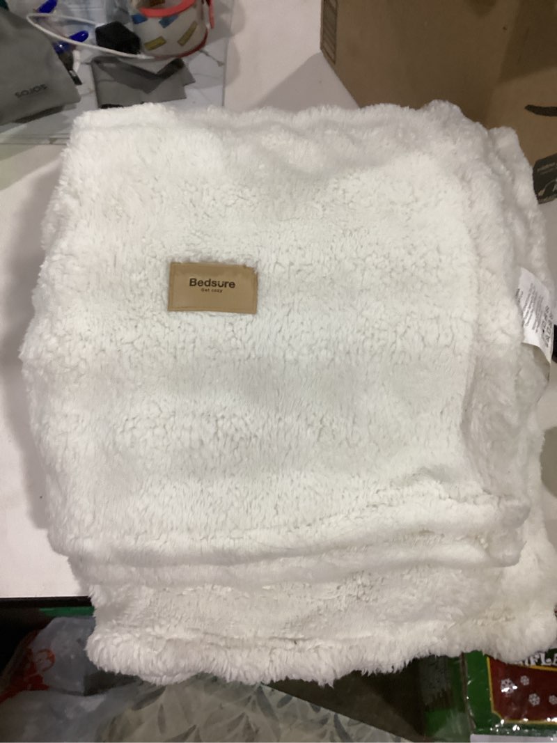 Condition photo showing Good Condition for Bedsure 3D Fleece Bubble Blanket for Couch - GentleSoft White Throw Blanket for Sofa Bed Room Decor - Luxury Soft Cozy Gifts for Women, Lightweight, All Seasons, Off White, 50"×60" Off White Throw (50'' x 60'')